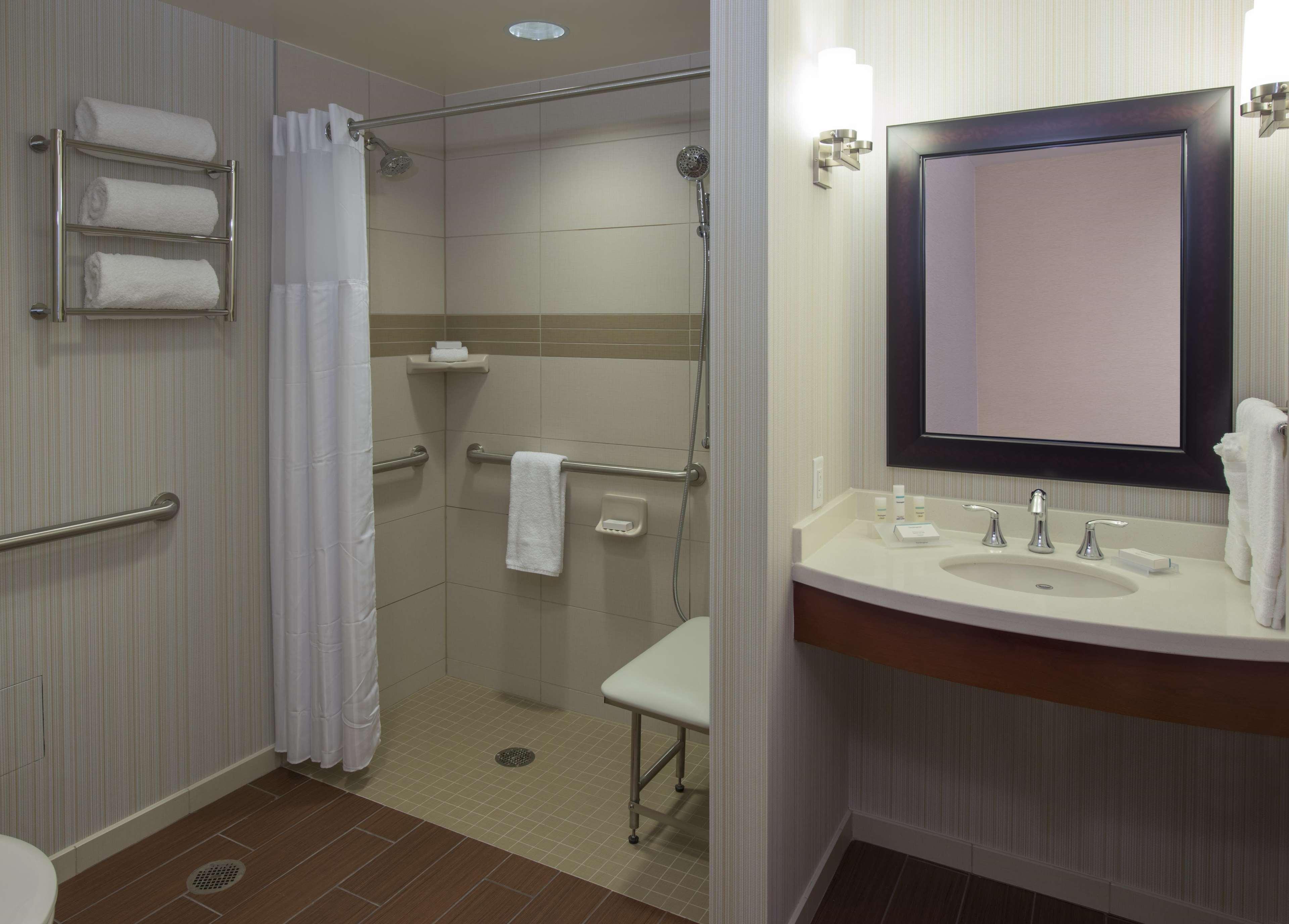 Hilton Garden Inn Alexandria Old Town National Harbor Bagian luar foto