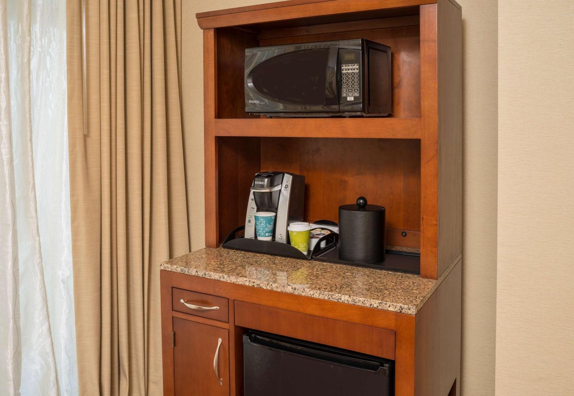 Hilton Garden Inn Alexandria Old Town National Harbor Bagian luar foto