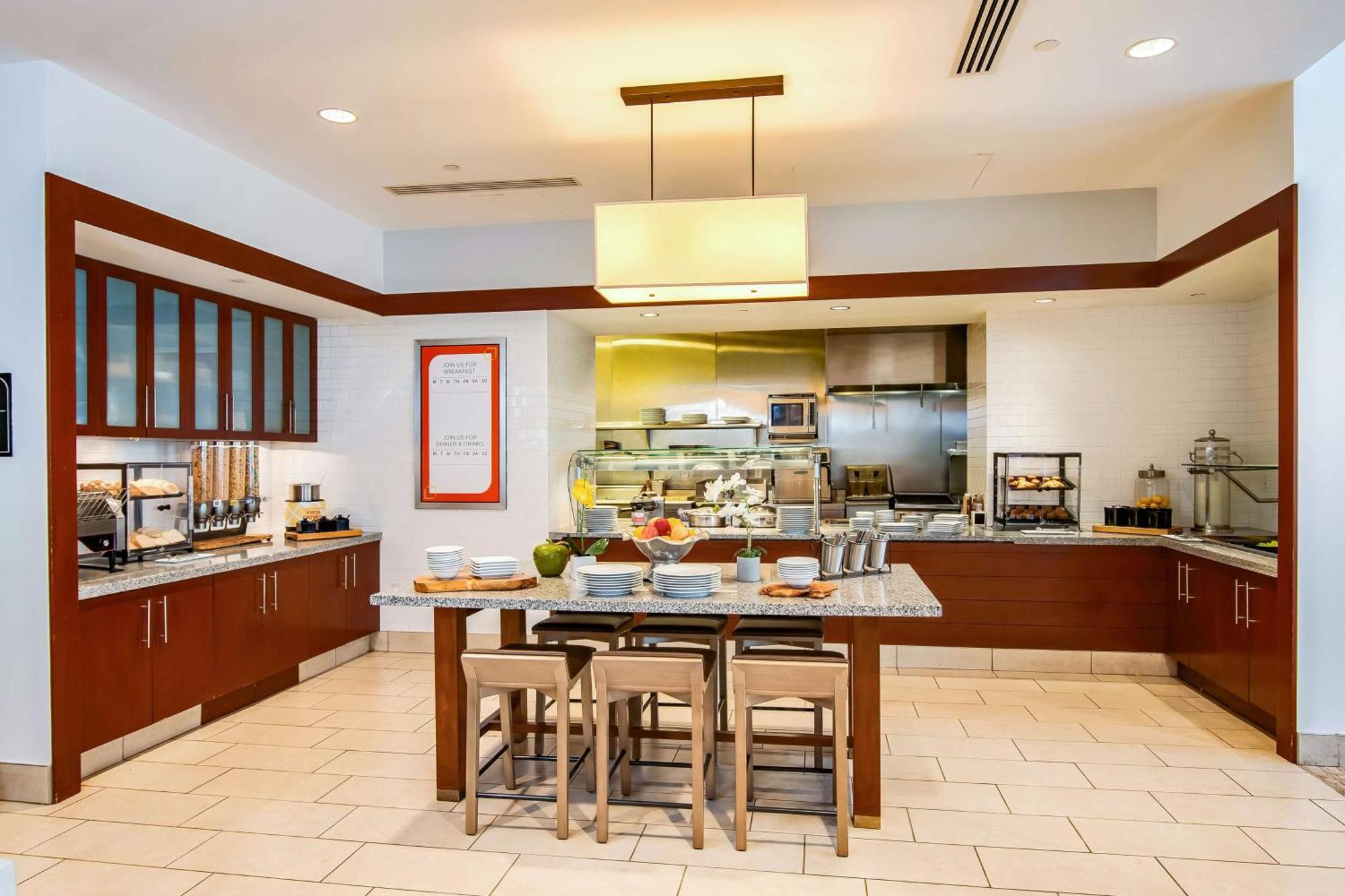 Hilton Garden Inn Alexandria Old Town National Harbor Bagian luar foto