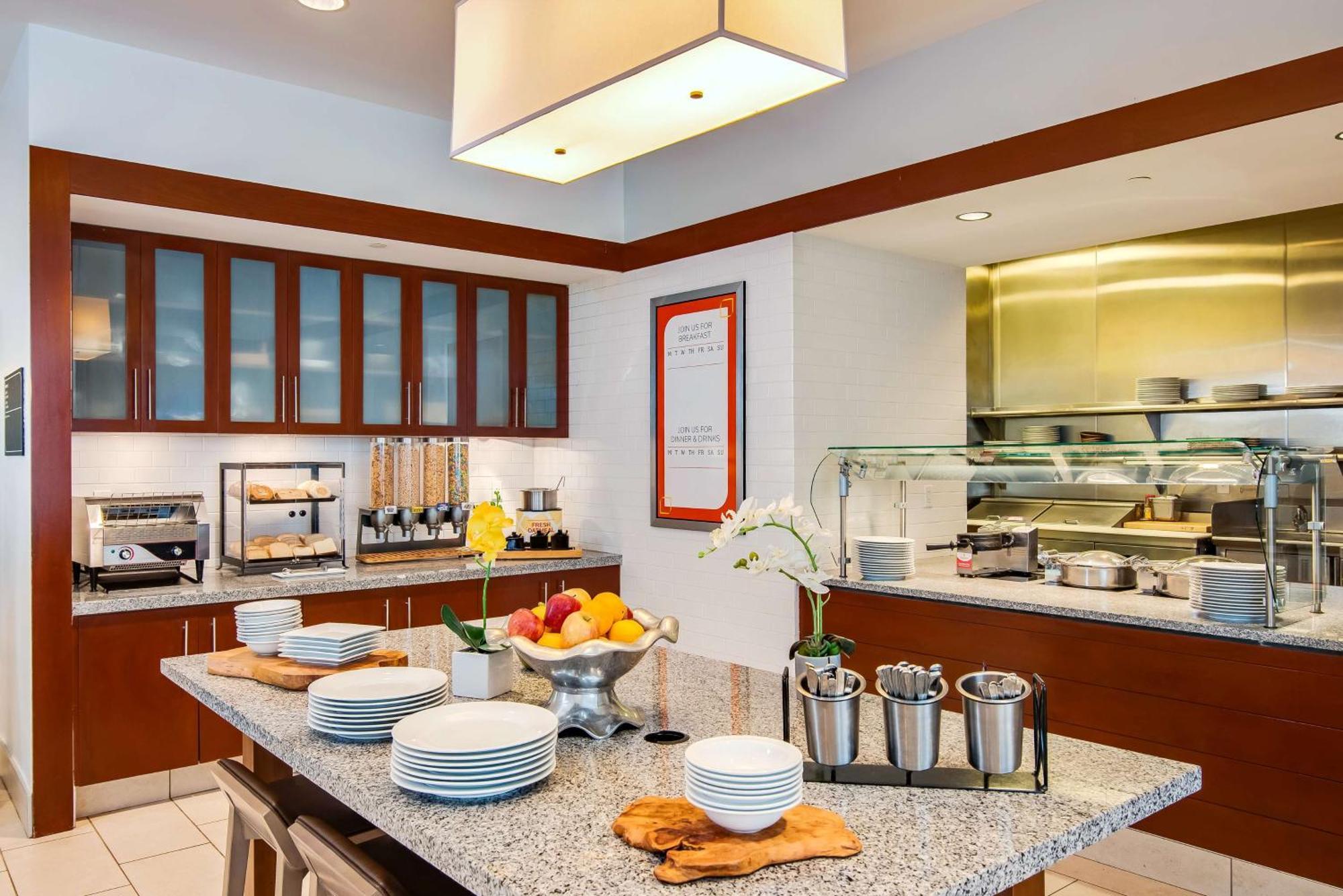 Hilton Garden Inn Alexandria Old Town National Harbor Bagian luar foto